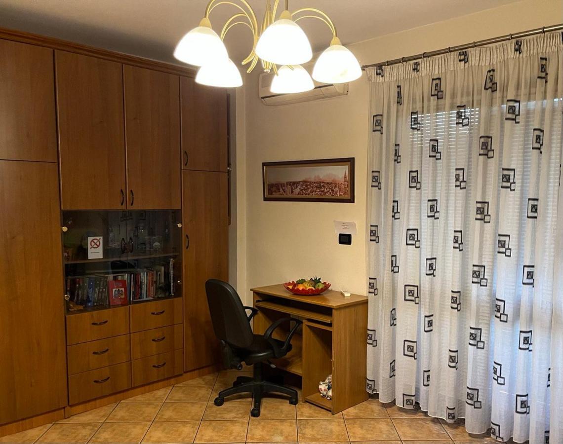 Kristi'S Apartment In The Heart Of Tirana Zewnętrze zdjęcie